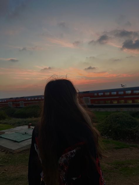 Girl Picsart Aesthetic No Face, Aesthetic Girl Pfp No Face, No Face Photos, Girl No Face, No Face Pics, Picture Sunset, Face Pic, Train Photo, Back Photo