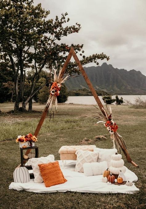 Fall Sessions Set Up Outdoor, Wooden Ladder Photo Shoot, Diy Fall Mini Photo Shoots, Fall Family Mini Session Ideas, Triangle Arch Fall Photoshoot, Fall Outdoor Mini Session Ideas, Boho Fall Mini Session Ideas, Fall Family Photos Setup, Props For Fall Photoshoot