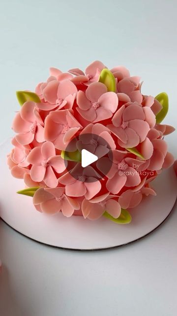 Chocolate Gateau Cake Designs, Chocolate Flower Petals, Flowers For Cakes How To Make, How To Make Chocolate Flowers, Modeling Chocolate Flowers, Chocolate Flower Cake, Cake Decoration With Chocolate, How To Make Fondant Flowers, Chocolate Decorations For Cake