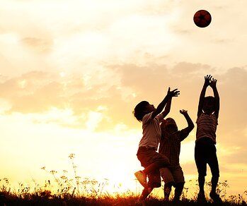 kids playing outside at sunset Free Range Kids, Adverse Childhood Experiences, Fun Outdoor Games, Outdoor Games For Kids, Summer Games, Kids Games, Kids Running, Youth Sports, Outdoor Games