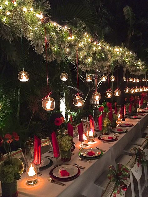 Winter Dinner Set Up, Christmas Party Decor Outdoor, Row House Christmas Decorations, Outdoor Xmas Party Ideas, Navy Blue Christmas Decor Table Settings, Christmas Party Decorations Outdoor, Christmas 18th Birthday Party, Fancy Christmas Dinner Party, Holiday Party Table Decor Centerpiece Ideas