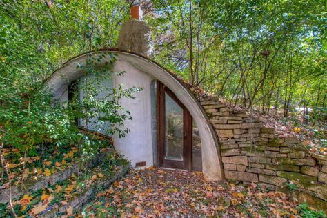 Futuristic earth-sheltered home in River Falls is '70s blast from the past - StarTribune.com Casa Dos Hobbits, Cheap Old Houses, Earth Sheltered Homes, Casa Hobbit, Earth Sheltered, Hobbit House, Earth Homes, River Falls, High Rise Building