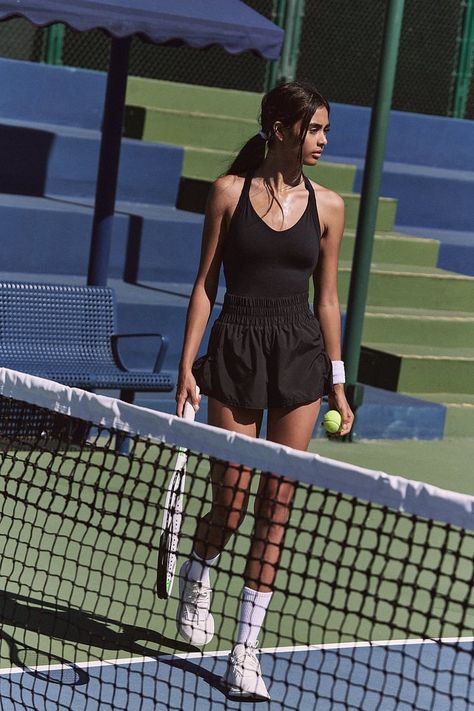 Bright Sporty Outfits, Black Sport Shorts Outfit, Tennis Shorts Outfit, Tennis Outfit Shorts, Sporty Outfits Shorts, Black Sporty Outfit, Summer Sporty Outfits, Sporty Shorts Outfit, Cute Running Outfits