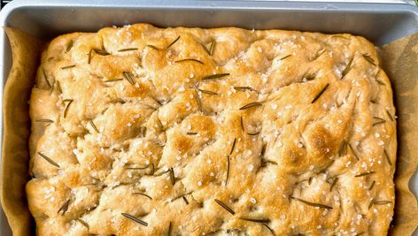 Focaccia is the easiest homemade bread with 4 ingredients, no kneading Overnight Dough, Easiest Homemade Bread, Focaccia Bread Recipe, Bread At Home, Homemade Bread Easy, Lemon Custard, Focaccia Recipe, Baking Bread Recipes, Biscuit Rolls