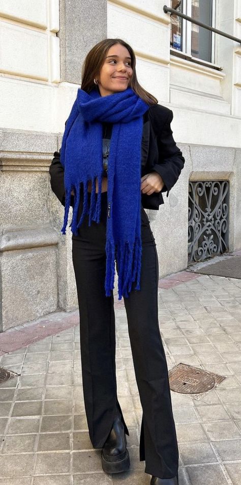 Electric Blue Scarf, Royal Blue Scarf Outfit, Blue Scarf Outfit Winter, Sevilla Fashion, Black Scarf Outfit, Blue Scarf Outfit, Aina Simon, Inspi Outfit, Scarf Outfit Winter