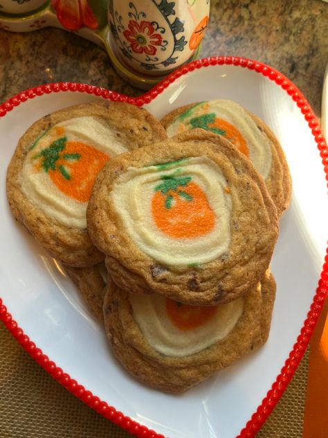 Pilsbury Pumpkin Cookie, Christmas Cookies Pillsbury, Spooky Baking Ideas, Pumpkin Choc Chip Cookies, October Cookies, Baking Halloween Cookies, Pillsbury Halloween Cookies, Halloween Cookie Decorating, Cookie Aesthetic