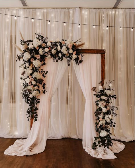 Simple Wedding Arches Indoor, Arch For Wedding Reception, Back Drop Wedding Ceremony, Wedding Backdrops For Pictures, Inside Wedding Arch, Outdoor September Wedding Ideas, Winter Wedding Arch Indoor, Indoor Wedding Alter Ideas, Elegant Wedding Arch Ideas