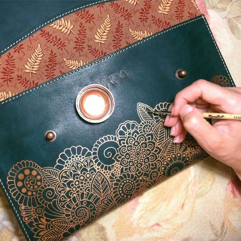 Beginners Guide To Painting Leather Paint Leather Bag, How To Paint Leather, Paint On Leather, Art Du Cuir, Painted Leather Purse, Hand Painted Leather Bag, Sac En Cuir Diy, What To Paint, Painted Leather Bag