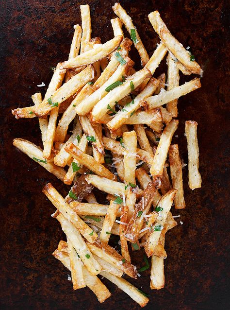 Garlic Aioli and Parmesan Fries - A super simple and incredibly delicious way to dress up plain fries! Parmesan Fries, Garlic Aioli, French Fries, Side Dish Recipes, I Love Food, Appetizer Snacks, Vegetable Recipes, The Oven, Food Dishes