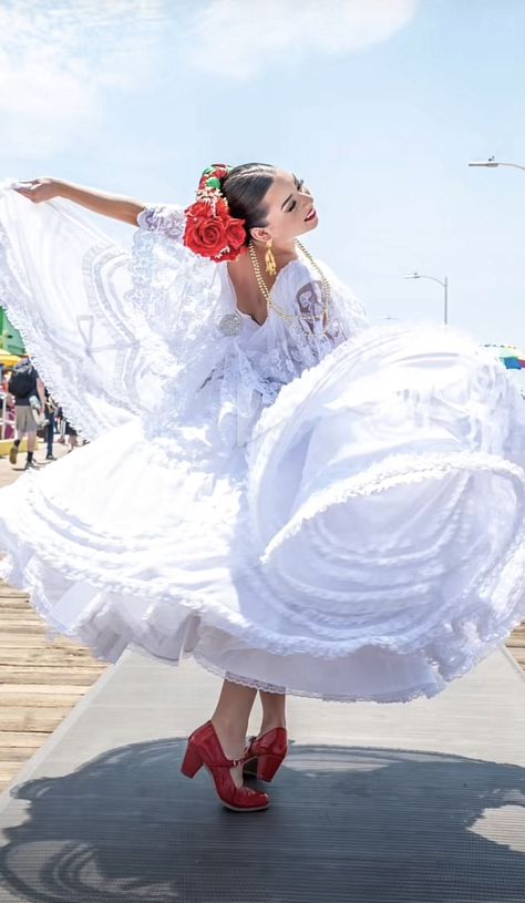 Folklorico Dancer Drawing, Mexican Folklorico Dresses, Spanish Culture Fashion, Veracruz Dress, Folklorico Aesthetic, Colombian Dress, Mexican Dresses Traditional, Mexican Traditional Clothing, Jalisco Dress