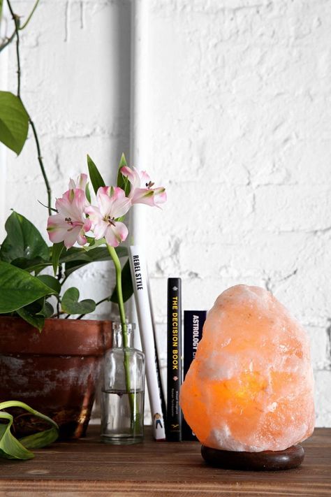 Love this Himalayan salt lamp. Deco Zen, Interior Boho, Salt Lamps, Himalayan Salt Lamp, Salt Lamp, Natural Home Decor, Cool Ideas, Himalayan Salt, Décor Diy