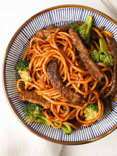 Beef And Broccoli Noodles, Broccoli Noodles, Chinese Beef And Broccoli, Crunchy Broccoli, Easy Beef And Broccoli, Chinese Foods, Cantonese Food, Beef Broccoli, Cantonese Cuisine