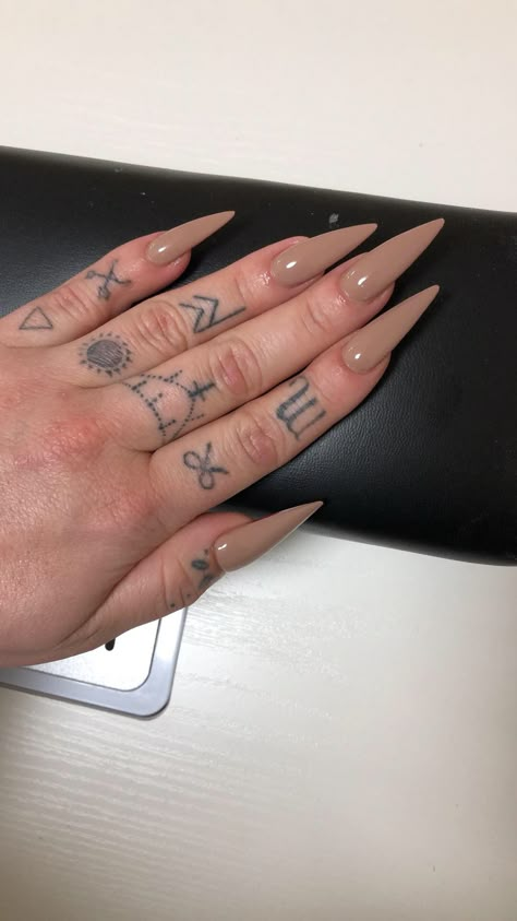 Stiletto Nails Nude Color, Sharp Acrylics, Claws Nails Designs, Steletoes Nails Classy, Plain Stiletto Nails, Nude Stilletos Nails, Nude Baddie Nails Almond, Long Neutral Nails, Nude Pointy Nails