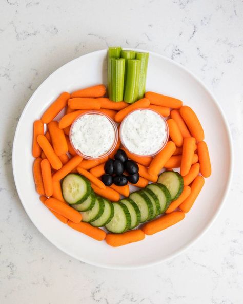 Halloween Veggie Tray, Halloween Snack Ideas, Halloween Food Snacks, Healthy Halloween Food, Easy Halloween Snacks, Halloween Snacks For Kids, Pumpkin Vegetable, Healthy Halloween Treats, Healthy Halloween Snacks