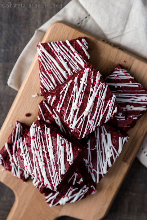 Shweta in the Kitchen: Red Velvet Brownies -They are rich, dense, chewy and full of classic red velvet flavor Brownies Decorados, Decorated Brownies, Brownie Packaging, Red Velvet Flavor, Velvet Brownies, Red Velvet Brownies, Valentines Baking, Valentines Day Desserts, Valentine's Day Recipes