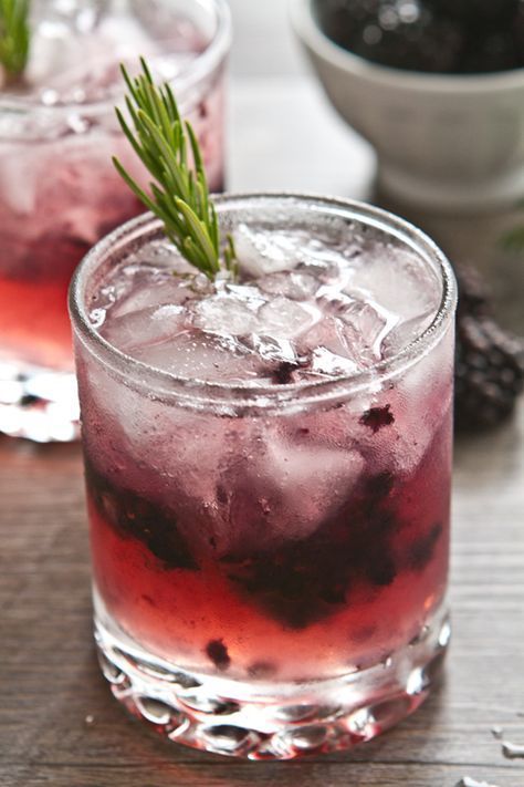 This Blackberry Bramble Cocktail is a total smash! Fresh blackberries, gin, lemon and an herb infused syrup come together in this refreshing and delicious summer sipper! #blackberries #gin #summercocktails Blackberry Mule, Bramble Recipe, Pitcher Margarita Recipe, Coconut Loaf Cake, Blackberry Cocktail, Blackberry Gin, Bramble Cocktail, Blackberry Bramble, Gin Lemon