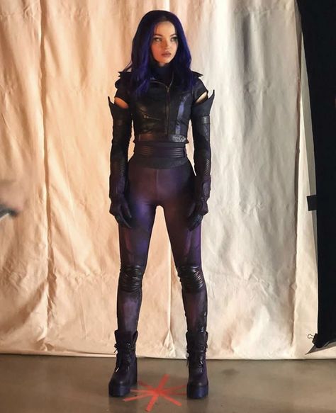 White Queen Costume, Disney Descendants Costume, Mal Costume, Disney Descendants Mal, Dave Cameron, Descendants Pictures, Mal Descendants, Descendants Costumes, Descendants Characters