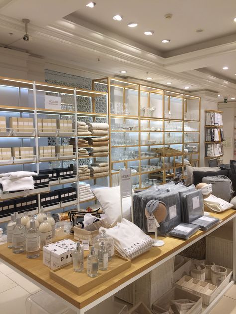 Homeware Store Design, Zara Home Interiors, Homeware Display, Furniture Store Display, Bed Interior, Retail Space Design, Retail Store Display, Retail Interior Design, Hm Home