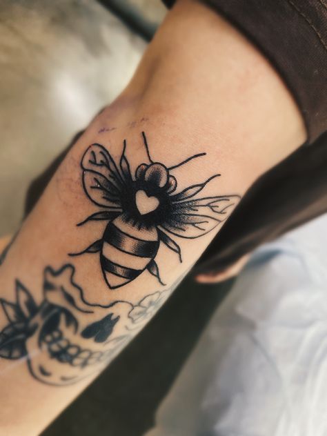 Honey Bee Tattoo Traditional, Black Shading Tattoo, Bee Tattoo Traditional, Habibi Tattoo, Traditional Bee Tattoo, Honey Bee Tattoo Ideas, Bee And Flower Tattoo, Brand New Tattoos, Honey Bee Tattoo