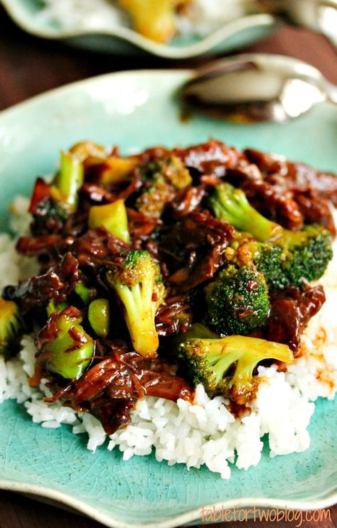 Beef & Broccoli - A great slow cooker recipe! I used stew meat because that's what I had & it was great. Crock Pot Beef And Broccoli, Crockpot Beef And Broccoli, Crock Pot Beef, Beef Broccoli, Cibo Asiatico, Beef And Broccoli, Crockpot Recipe, Crock Pot Recipes, Stew Meat