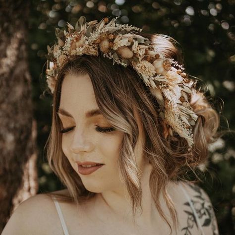 Designed with a bohemian bride in mind, this stunning Roxie dried flower crown bohemian wedding headband makes the perfect finishing touch to your special day.Featuring a selection of premium quality dried flowers and grasses including phalaris, bunny tails, oats, wheat, eucalyptus and faux seed heads, wrapped around a wire base that can be bent to fit any head size and is adjustable at the back with a ribbon tie.Choose between our hand dyed silk ribbon for a premium finish or standard satin rib Witchy Floral Crown, Flower Head Piece, Workshop Inspiration, Flower Hair Pins Wedding, Dried Flower Crown, Wedding Diys, Alt Wedding, Boho Flower Crown, Hand Dyed Silk Ribbon