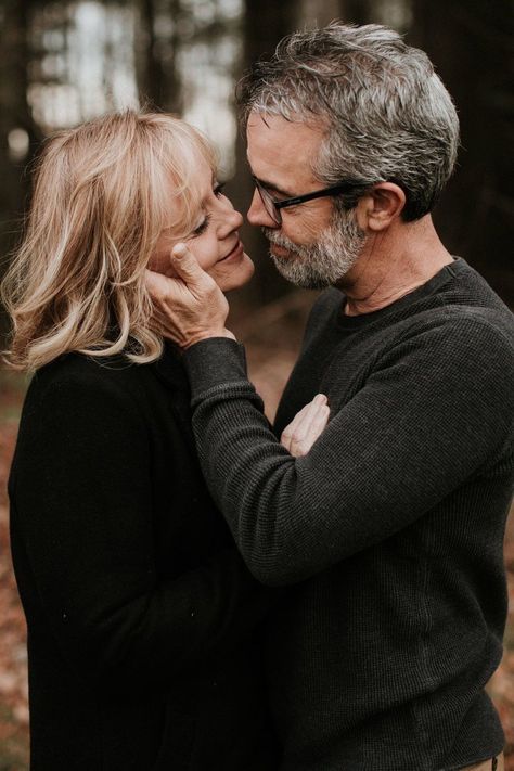 Older Family Photography, Older Couple Wedding, Older Couple Poses, Older Couple Photography, Grandparents Photography, Couple Engagement Pictures, Elderly Couples, Family Picture Poses, Couple Travel