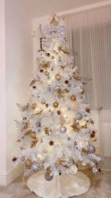 Mini White Christmas Tree Ideas, Christmas Tree Themes Ideas, Small White Christmas Tree, Silver And White Christmas Tree, Mini White Christmas Tree, Natal Boho, Crismas Tree, Glamorous Christmas Tree, White Xmas Tree