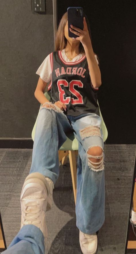 Basketball Jersey Streetwear Outfit, Cute Basketball Jersey Outfit, Basketball Top Outfit, Girls In Basketball Jerseys Outfits, Outfits With Jerseys Basketball, Aesthetic Jersey Outfit, Basketball Jersey Aesthetic, Basketball Aesthetic Outfit, Nba Jersey Outfit Woman