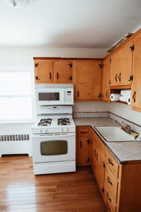 Shabby Chic Kitchen Cabinets, Old Kitchen Remodel, Pine Kitchen Cabinets, Kitchen Cabinets Before And After, 60s Kitchen, Painting Kitchen Cabinets White, Cocina Shabby Chic, Kitchen Cabinet Trends, Old Kitchen Cabinets