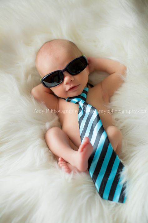 newborn-baby-baby sunglasses and tie SUPER ADORABLE طفلة حديثة الولادة, Foto Kids, Foto Newborn, Baby Sunglasses, Baby Boy Photography, Cool Baby, Foto Baby, Foto Tips, Newborn Baby Photography