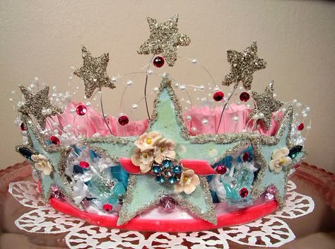 Someday I will make myself a crown :)    http://www.flickr.com/photos/holiday_jenny/ Handmade Crown, Crown Party, Diy Crown, Paper Crowns, Fancy Nancy, Birthday Crown, Interesting Photos, Photo Cake, Diy Birthday