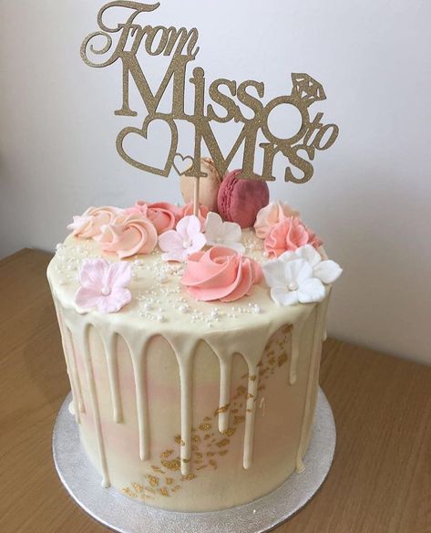 SprinklesandStardust_ on Instagram: “Perfect bridal shower cake 👰🎉” Cake Ideas Funny, Bridal Shower Cake Ideas, Hen Party Cakes, Engagement Party Cake, Cake Instagram, Bachelorette Cake, Wedding Shower Cakes, Bridal Cake, Bridal Shower Cake Topper