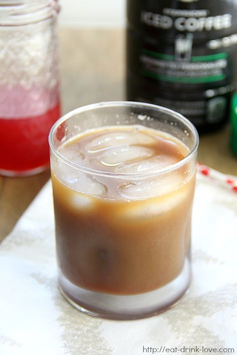 Iced Raspberry Coffee Homemade Coffee Scrub, Raspberry Coffee, Homemade Coffee Creamer, Hot Drinks Recipes, Cold Coffee Recipes, Making Cold Brew Coffee, Ice Cream Floats, Homemade Coffee, Coffee Syrup