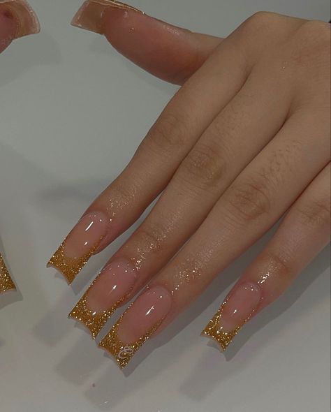 Metallic Gold Nails Acrylic, Gold Color Nails Ideas, Long Gold French Tip Nails, Gold Digger Nails, Gold Diamond Nails Acrylic, Birthday Nails With Gold, Cute Gold Acrylic Nails, Gold Nails Acrylic Medium, Gold Chrome Nails Designs Square