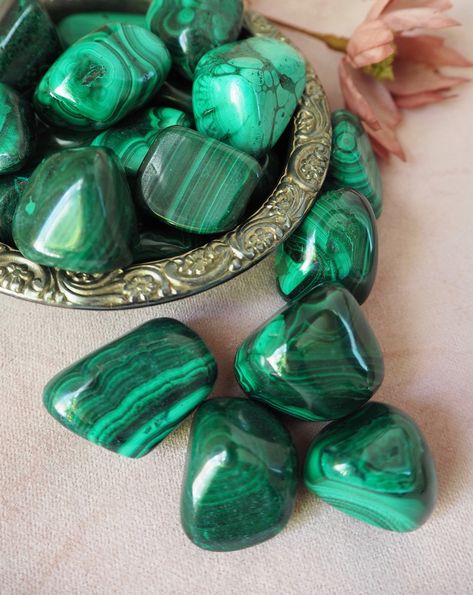 Malachite Aesthetic, Crystal Background, Malachite Crystal, Crystal Aesthetic, Floral Wallpaper Phone, Protection Crystals, Pretty Rocks, Malachite Stone, Crystal Crafts