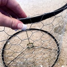 Learn the Easiest Affordable Farmhouse DIY Lampshade Makeover out of Chicken Wire. It's so easy and cute anyone can make it. Diy Lampshade Makeover, Farmhouse Lampshade, Wire Lampshade, Affordable Farmhouse, Diy Lampshade, Farmhouse Lamps, Lampshade Makeover, Hemma Diy, Diy Lamp Shade