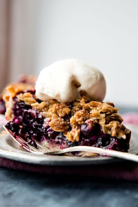 Use up summer's fresh blueberries in this buttery, juicy, and completely delicious blueberry crumble pie. Topped with brown sugar buttery cinnamon oat crumble! Recipe on sallysbakingaddiction.com Blueberry Rhubarb Pie, Blueberry Crumble Pie, Blue Pie, Easy Blueberry Pie, Rhubarb Recipes Pie, Homemade Blueberry Pie, Blueberry Rhubarb, Crumb Recipe, Crumble Pie