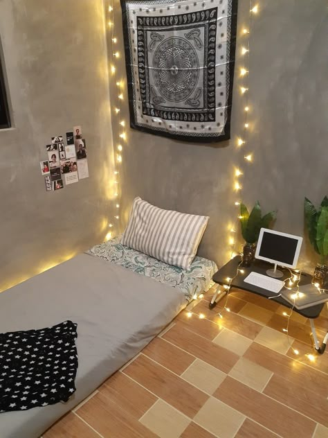 Fairylight Decor Bedroom Ideas, Mattress On Floor Ideas Bedrooms, Floor Mattress Bedroom Ideas, Floor Bed Decor Ideas, Mattress On Floor Ideas, Floor Bedding, Minimal Bedroom Ideas, Mattress Room, College Bedroom Decor