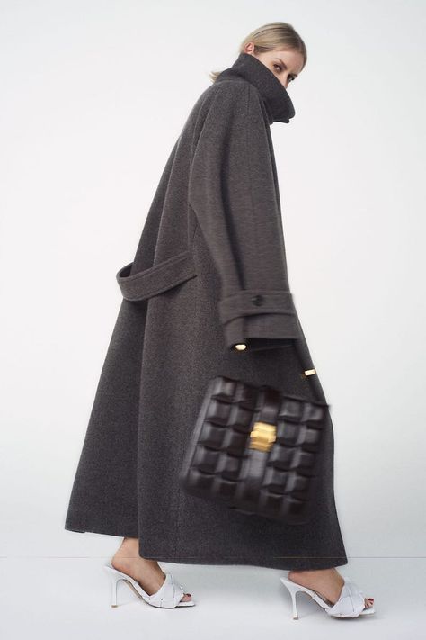 Raey Oversized Raglan-Sleeve Wool-Blend Coat Suzanne Koller, Oversized Wool Coat, Fashion Landscape, Oversize Fashion, Oversized Coat, 가을 패션, Coat Fashion, Art Director, Minimal Fashion