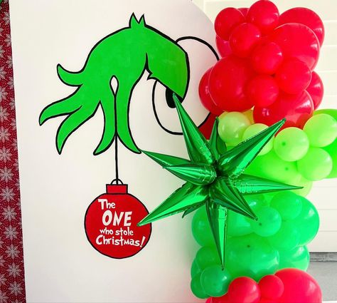 The one who stole christmas grinch birthday theme #grinch #grinchmas #grinchchristmas #youreameanone #grinchdecor #firstbirthdayparty #firstbirthdayideas #christmasbirthday #birthday #birthdaypartyideas #birthdaydecoration #partythemes #partyideasforkids #balloons #balloonarch #balloongarland #prettyparty Grinch First Birthday Photoshoot, The One Who Stole Christmas Birthday, Grinch 1st Birthday Party Decorations, Mean One Grinch First Birthday, You’re A Mean One Mr Grinch Birthday, Grinch Balloons, Grinch 1st Birthday, Grinch 1st Birthday Party, Grinch First Birthday Party