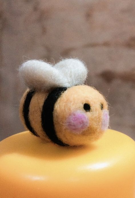 Needle Felting Ideas Animals, Things To Needle Felt, Easy Felted Animals, Felting Animals Easy, Needle Felt Bee, Easy Needle Felting Ideas For Beginners, Needle Felted Disney, Felting Ideas Easy, Cute Felting Ideas