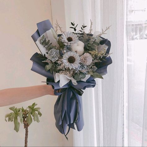 Buket Wisuda Aesthetic, Graduation Bouquet Ideas, Bouquet Wisuda, Bucket Wisuda, Graduation Flowers Bouquet, Graduation Flower Bouquet, Ribbon Flowers Bouquet, Beaded Bouquet, Graduation Bouquet