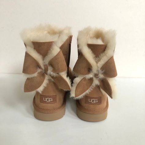 *100% Authentic And Brand New* Product Specs: O 17mm Twinface Sheepskin Upper. O Suede Heel Guard. O Fixed Bow, Sheepskin Bow. O Luxurious 17mm Uggpure 80% Wool, 20% Lyocell Sockliner. O Foam Footbed. O New Treadlite By Ugg Outsole. O Recycled Polyester Binding. O Woven Heel Label With Ugg Logo. O Measurements: Heel Height: 1 In Shaft: 6 In 0 All My Ugg Are 100% Authentic, Brand New And Never Been Worn. ** The Inside Sizing Tag Of The Boot Is Marked To Avoid Store Returns And This However Does Not Effect The Look Of The Boot. Whs Xbx Ugg Heritage Bow, Classic Heritage Bow Uggs, Uggs Boots With Bows, Uggs Bow Boots, Ugg Sherpa Boots, Uggs Berry Avenue Code, Uggs With Bows On The Back, Ugg Boots Aesthetic, Mini Bailey Bow Uggs