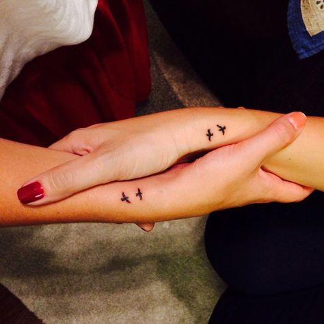 Tatuajes amigas manos dos palomas Bff Tats, Matching Best Friend Tattoos, Tattoo Placements, Bestie Tattoo, Sibling Tattoos, Inspiration Tattoos, Bff Tattoos, Парные Тату, Friendship Tattoos