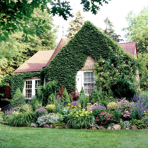 Why an English Cottage Garden Might Be the Secret to Better Curb Appeal Front Yard Cottage Garden, Cottage Garden Plan, Cottage Garden Borders, Garden Plan, English Cottage Garden, English Country Gardens, Front Yard Garden, English Cottage, Garden Cottage