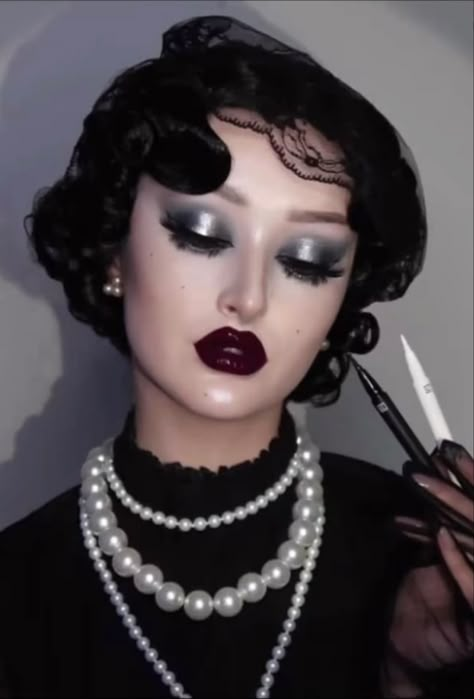 Cabaret Makeup, 20s Makeup, Mrs Bella, Maquillage Goth, Look Gatsby, 1920s Makeup, Vintage Makeup Looks, Goth Gifts, How To Impress