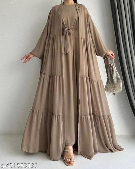 Elegant Islamic Dresses, New Abaya Designs, New Trend Dress, Simple Abaya Designs, Islamic Modest Fashion, Mode Abayas, Modest Women, Moslem Fashion, Modest Dresses Fashion