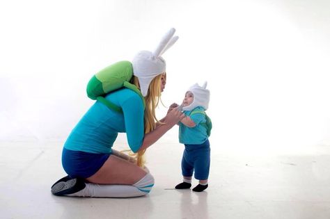 Adventure Time cosplay - Fiona (Kim) & Finn (Kim's baby) Adventure Time Costume, Adventure Time Cosplay, Baby Cosplay, Adventure Baby, Epic Cosplay, Fantasias Halloween, Amazing Cosplay, Cute Cosplay, Cosplay Makeup