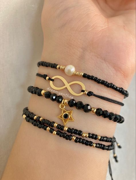 set de cuatro pulseras variadas de color negro con dijes dorados Ideas Para Pulseras Aesthetic, With Love Aesthetic, Aesthetic Bracelet Ideas, Pulseras Aesthetic, Diy Beaded Bracelets, Love Aesthetic, Diy Bracelets Patterns, Diy Bracelet Designs, Leather Ring