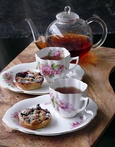 Pretty Blueberry Tart, Cuppa Tea, Afternoon Tea Parties, Chocolate Caliente, Tea Sandwiches, Tea Break, Chocolate Tea, Tea Art, Cups And Saucers